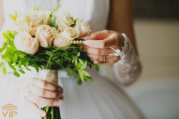  استفاده از رز سفید برای دسته گل ها به ویژه گل عروس