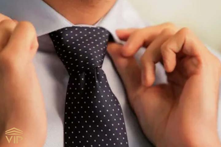 کراوات هدیه ای زیبا و قابل تقدیر است.