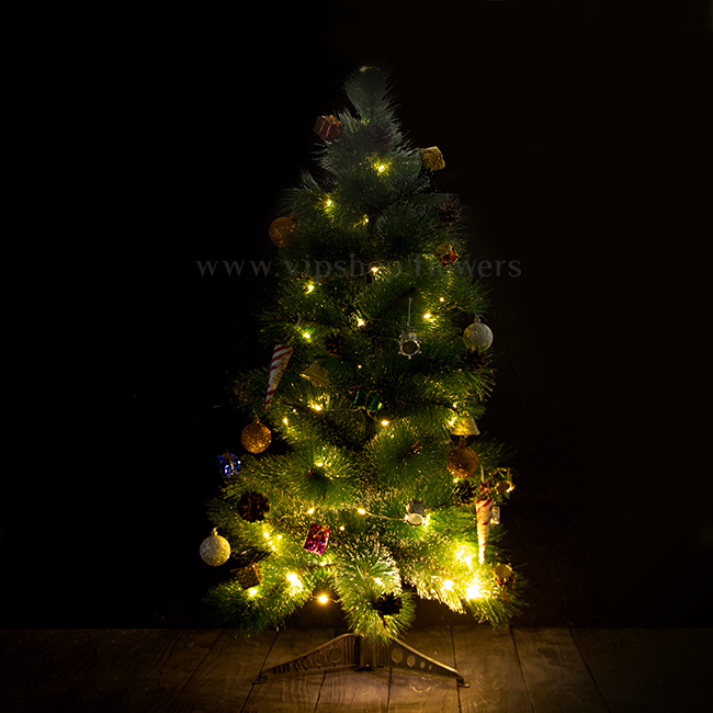 درختچه کریسمس مصنوعی همراه با ریسه نوری است.