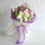 دسته گل بنفش و سفید بسیار بغلی است.