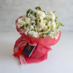 دسته گل مینی با رز سفید بسیار شیک است.