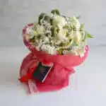 دسته گل مینی با رز سفید بسیار شیک است.