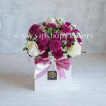 باکس گل داوودی با تم رنگی سفید بنفش زیبا است.