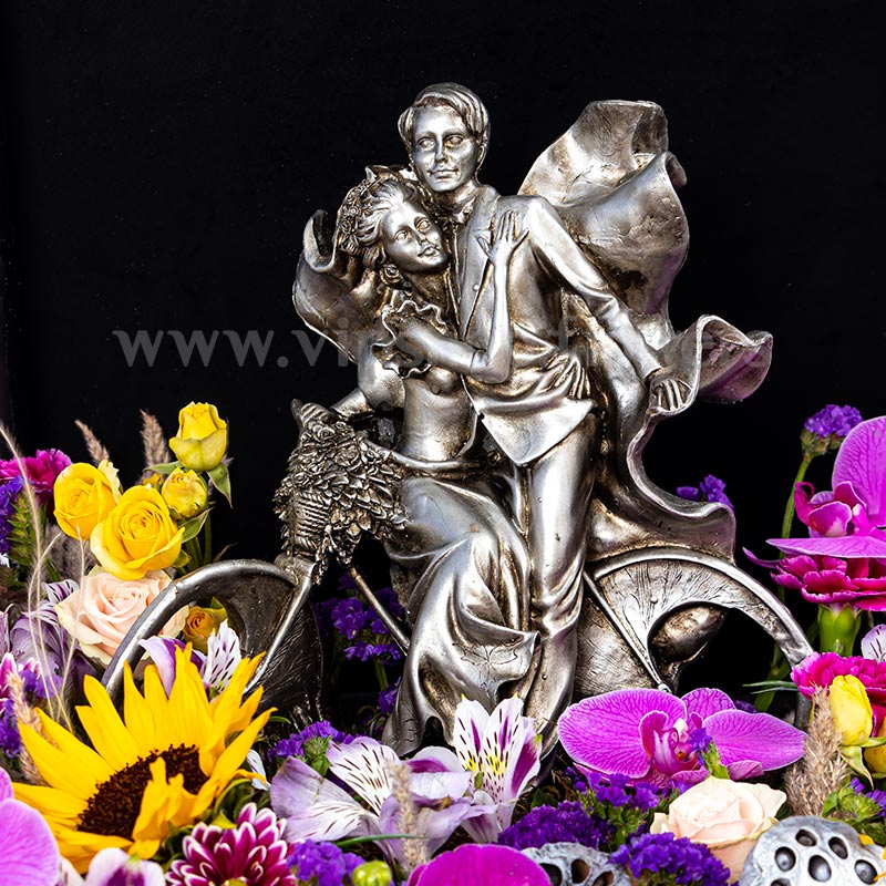 مجسمه عاشقانه در باکس گل و مجسمه دوچرخه بسیار خاص است.