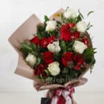 دسته گل متفاوت آلسترومریا و رز سفید - گلفروشی آنلاین VIP Shop