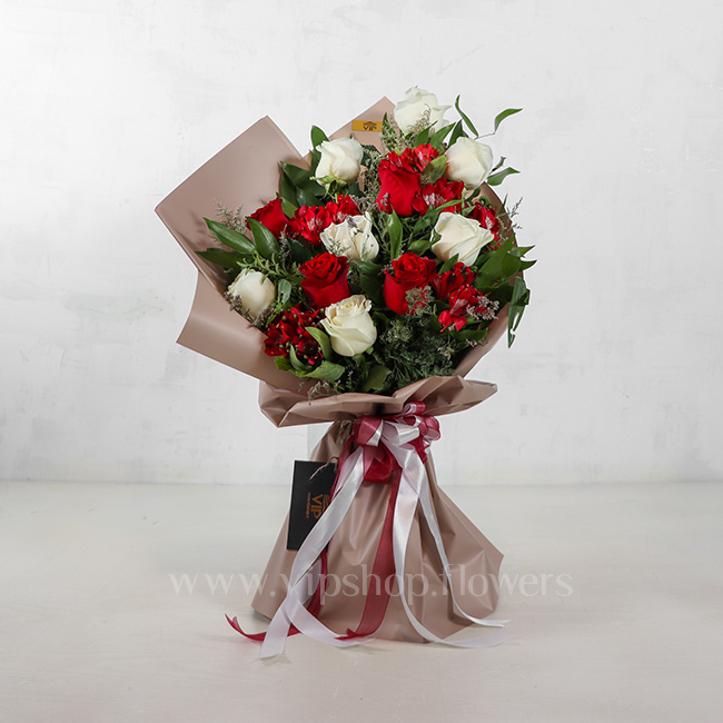 دسته گل متفاوت آلسترومریا و رز سفید - گلفروشی آنلاین VIP Shop