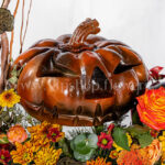 باکس گل Halloween با مجسمه کدو است.