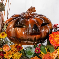 باکس گل Halloween با مجسمه کدو است.