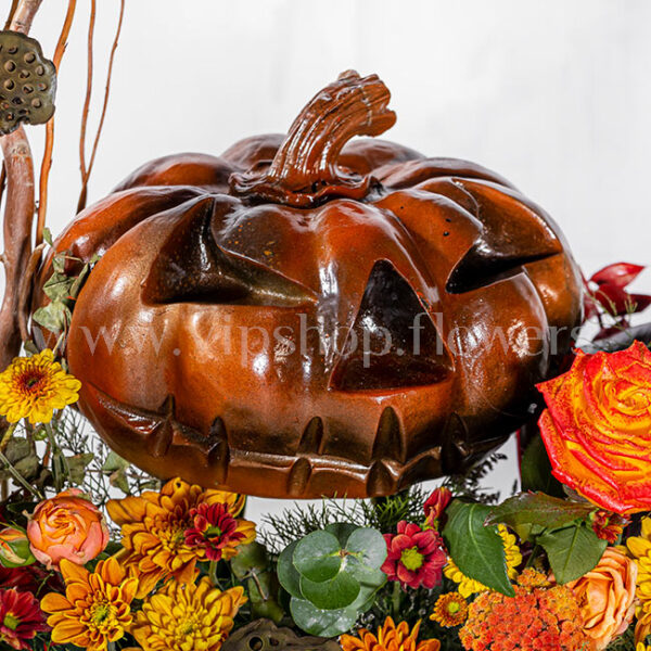 باکس گل Halloween با مجسمه کدو است.