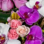 ترکیب باکس گل گرد با ارکیده صورتی بی نظیر است.