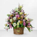 سبد گل K138 یک طرفه داوودی و میخک خاص است.