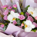 ترکیب رز مینیاتوری یاسی با ارکیده سفید یک انتخاب شیک است.