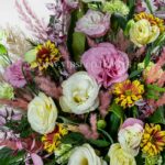 گل های لیسیانتوس در سبد گل یک طرفه بسیار زیباست.