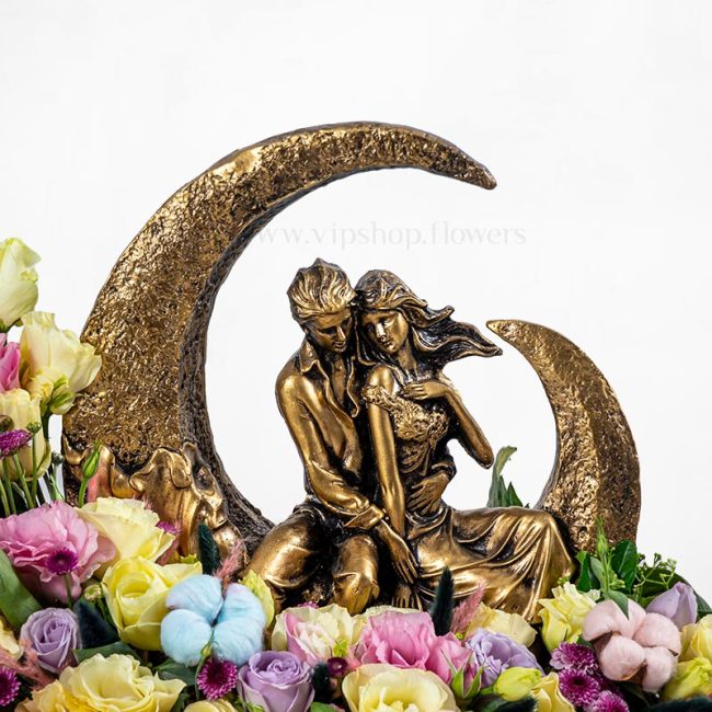 باکس گل و مجسمه عاشقانه ماه، بسیار رومانیتک است.
