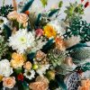باکس گل مجلل با گل داوودی از زاویه نزدیک