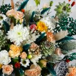 باکس گل مجلل با گل داوودی از زاویه نزدیک