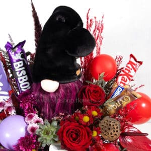 عروسک لی لی پوت در باکش گل ولنتاین زیباست.