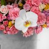 گل ارکیده باعث زیباتر شدن باکس گل می‌شود.
