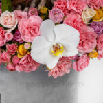 گل ارکیده باعث زیباتر شدن باکس گل می‌شود.