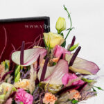 گل آنتوریوم این باکس گل موزیکال را جذاب تر کرده است.