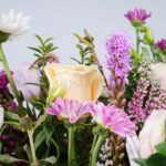 گل رز رنگی در سبد گل میدرخشد.