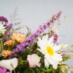 رنگ سفید به دیگر رنگ های سبد گل جلوه می‌دهد.