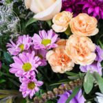 ترکیب رنگ گل‌های شاد انتخابی جسورانه است.