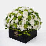 جعبه گل ترحیم با تم رنگی سبز و سفید همراه با روبان.