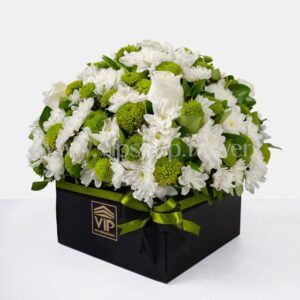 جعبه گل ترحیم با تم رنگی سبز و سفید همراه با روبان.