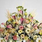 تاج گل پایه فلزی آنتوریوم گل های زیبایی دارد.