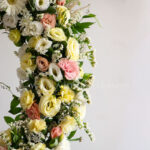 چیدمان گل های تاج گل پایه فلزی آنتوریوم خاص است.