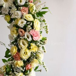 چیدمان گل های تاج گل پایه فلزی آنتوریوم خاص است.