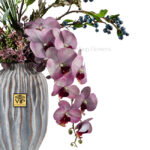 ارکیده مصنوعی باعث زیباتر شدن باکس گل مصنوعی می‌شود.