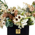 گل داوودی سفید مصنوعی باعث زیبا تر شدن باکس گل می‌شود.