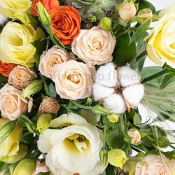 باکس گل استوانه ای گل های زیبایی دارد.