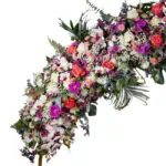 وجو گل ارکیده و رز در آرک گل دایره ای باعث زیباتر شدن محصول میشود.