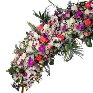 وجو گل ارکیده و رز در آرک گل دایره ای باعث زیباتر شدن محصول میشود.