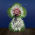 تاج گل دو طبقه با آنتوریوم جلوه زیبایی دارد.