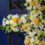 تاج گل صلیب با گل های تازه