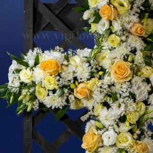 تاج گل صلیب با گل های تازه