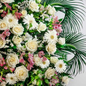 تاج گل دوطبقه تبریک با گل ژربرا و رز بسیار زیبا است.