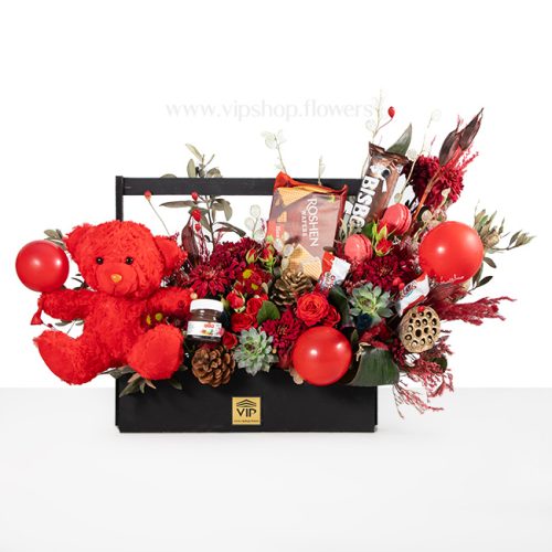 بسته گل و شکلات لاکچری همراه با گل رز - گلفروشی آنلاین VIP Shop