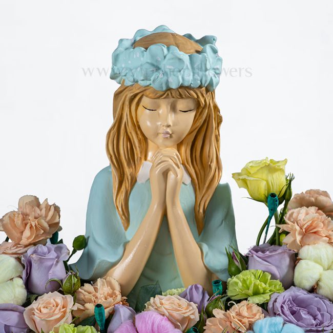 گل برای تولد دخترا همراه با مجسمه دخترانه زیباست.