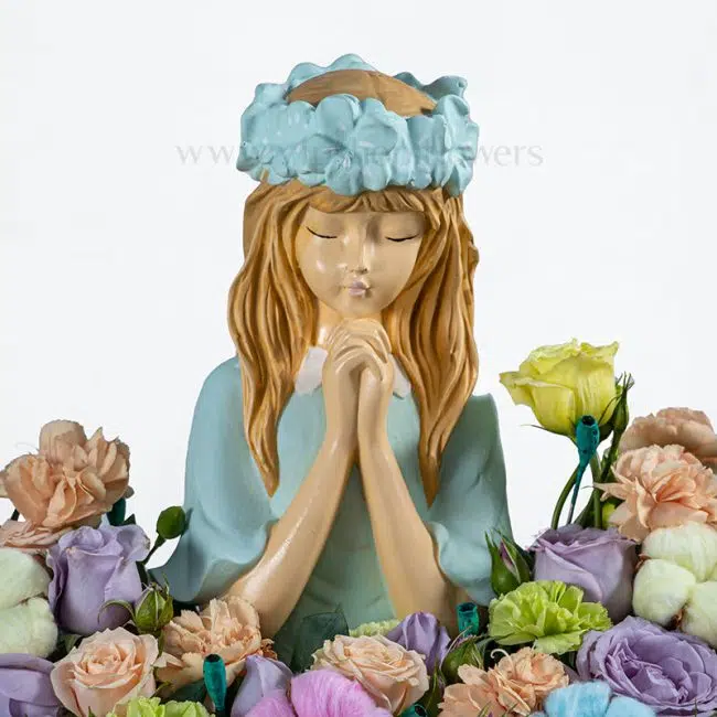 گل برای تولد دخترا همراه با مجسمه دخترانه زیباست.