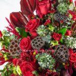 باکس گل با پر طاووس با گل های قرمز زیباست.