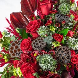 باکس گل با پر طاووس با گل های قرمز زیباست.