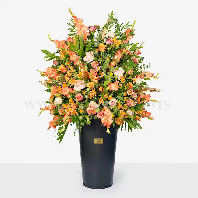 جعبه گل فلزی رز بزرگ بسیار زیباست.
