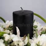 شمع مشکی در گل ترحیم رومیزی بسیار مناسب است.