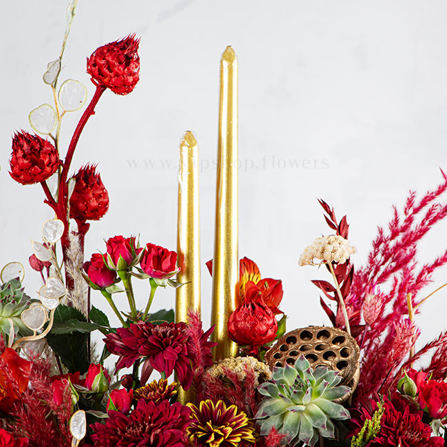 باکس گل طلایی یلدا همراه با شمع است.