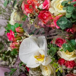 ارکیده از گل های زیبای دسته گل دخترانه است.